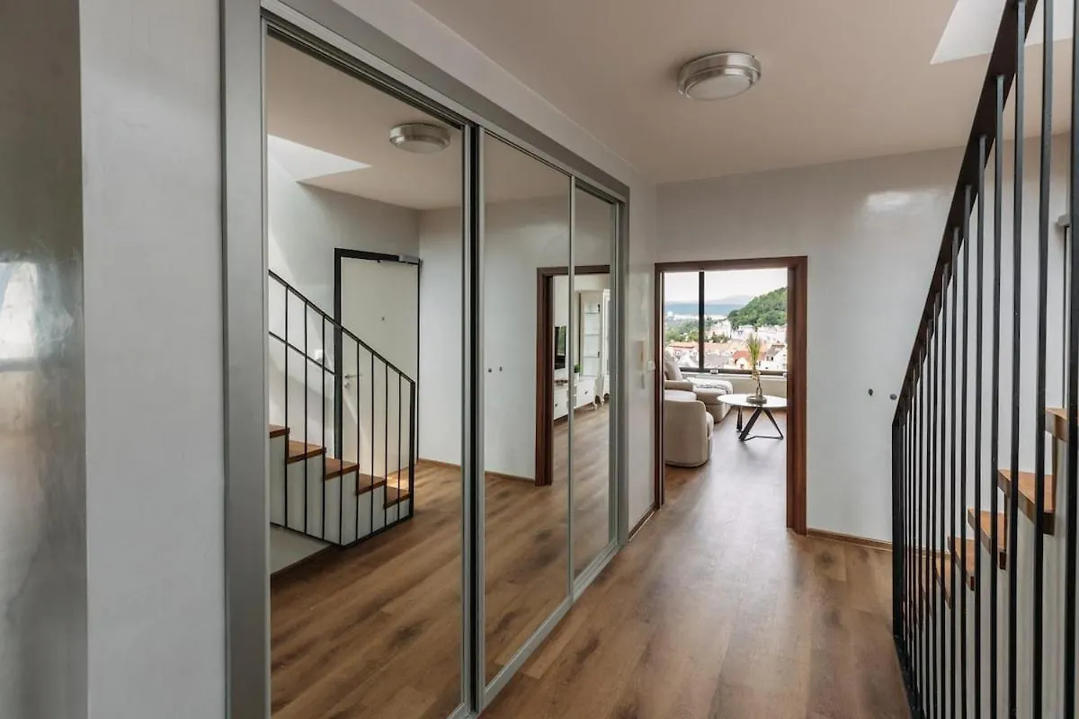 カルロヴィ・ヴァリUnique Penthouse With Terrace And Exceptional Viewアパートメント