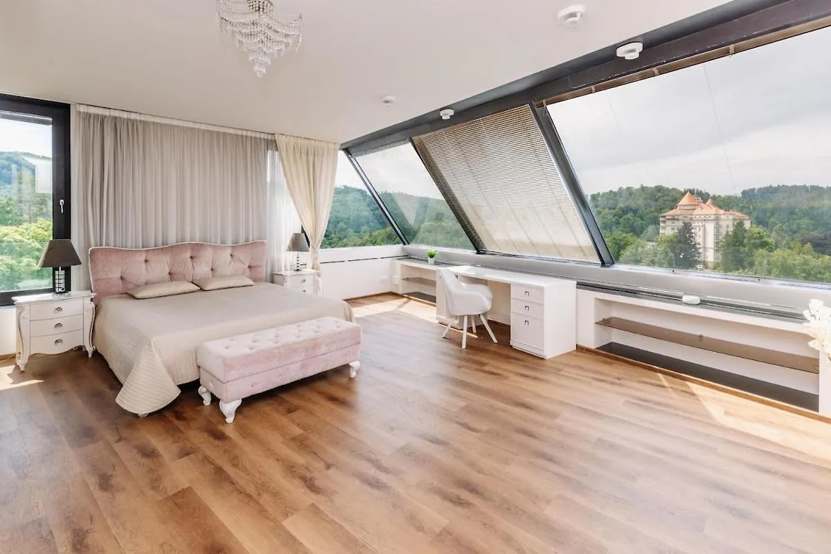 アパート カルロヴィ・ヴァリUnique Penthouse With Terrace And Exceptional Viewアパートメント