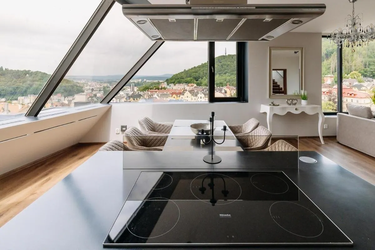 カルロヴィ・ヴァリUnique Penthouse With Terrace And Exceptional Viewアパートメント アパート